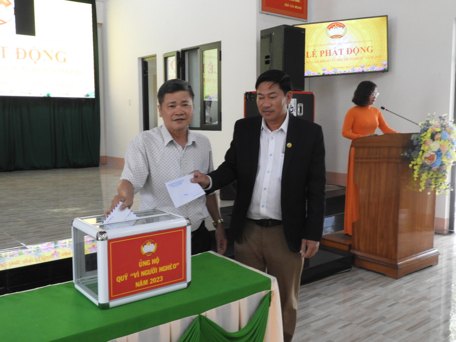 Phó Bí thư Thường trực Huyện ủy Nguyễn Văn Tha (bìa trái) và Phó Bí thư Huyện ủy, Chủ tịch UBND huyện Lê Trọng (thứ hai từ trái sang) tham gia ủng hộ Quỹ “Vì người nghèo” năm 2023. Ảnh Thanh Nhật