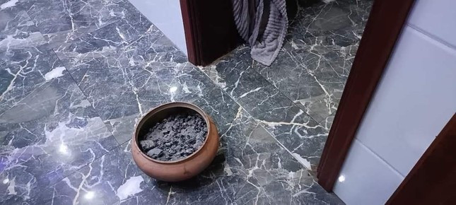 Cả 3 người cùng đốt than sưởi ấm trong phòng kín Cả 3 người cùng đốt than sưởi ấm trong phòng kín