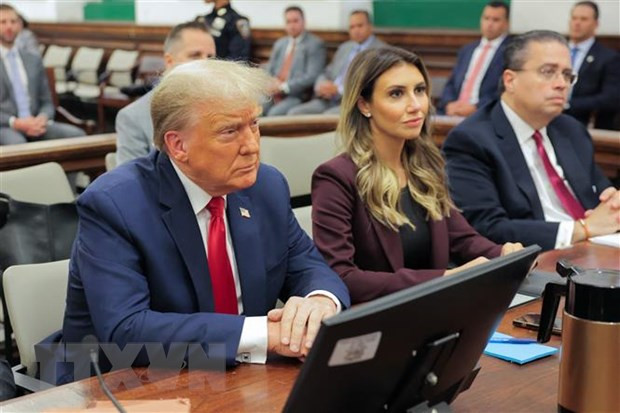 Cựu Tổng thống Mỹ Donald Trump (trái) tại phiên xét xử dân sự ở New York ngày 17-10. Ảnh: AFP/TTXVN