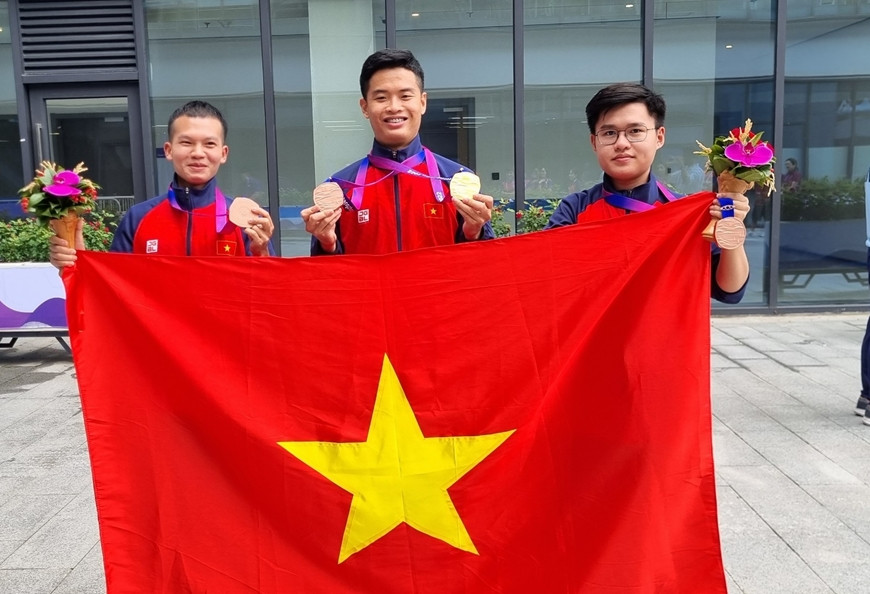 Xạ thủ Phạm Quang Huy (giữa) giành 1 huy chương vàng và 1 huy chương đồng ASIAD 19 Xạ thủ Phạm Quang Huy (giữa) giành 1 huy chương vàng và 1 huy chương đồng ASIAD 19