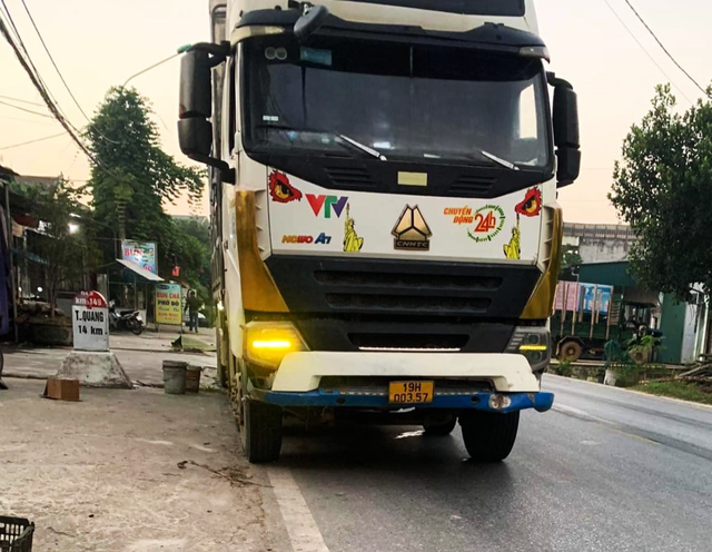 Thấy xe không đề nổ, người đàn ông chui xuống gầm kiểm tra thì bất ngờ bị bánh xe chèn qua người