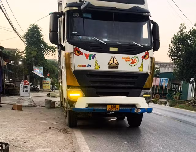 Thấy xe không đề nổ, người đàn ông chui xuống gầm kiểm tra thì bất ngờ bị bánh xe chèn qua người