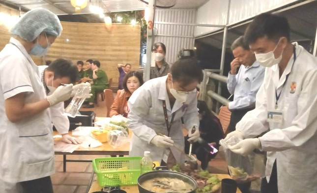 Lực lượng chức năng kiểm tra nồi lẩu ở quán vỉa hè. Ảnh: L.D.