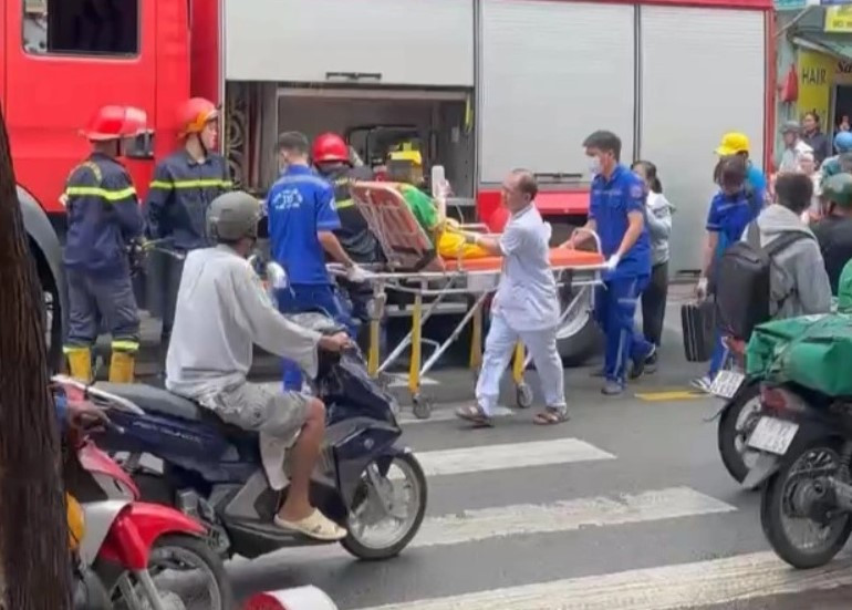 Nạn nhân được cứu hộ đưa vào bệnh viện Nạn nhân được cứu hộ đưa vào bệnh viện