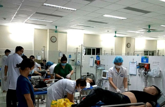 Các bệnh nhân được lực lượng Y tế cấp cứu sau khi ăn lẩu. Ảnh: L.D.