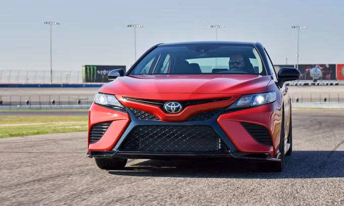 Toyota Camry đời 2020-2022 thuộc diện triệu hồi vì lỗi túi khí. Ảnh: Car and Driver