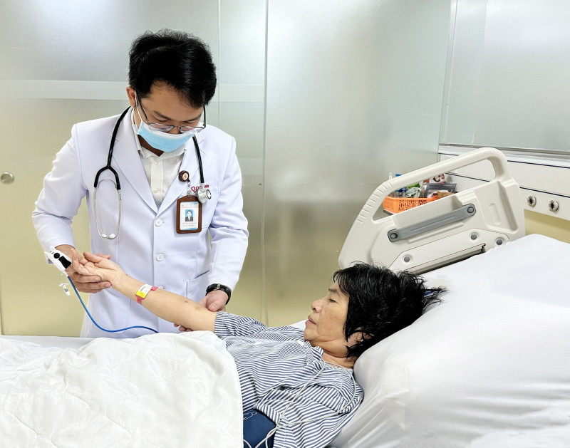 Bác sĩ đang khám cho bệnh nhân C. Bác sĩ đang khám cho bệnh nhân C.