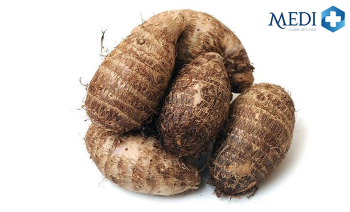 Vẻ ngoài của củ ráy khá giống với khoai sọ nên rất dễ nhầm lẫn Vẻ ngoài của củ ráy khá giống với khoai sọ nên rất dễ nhầm lẫn