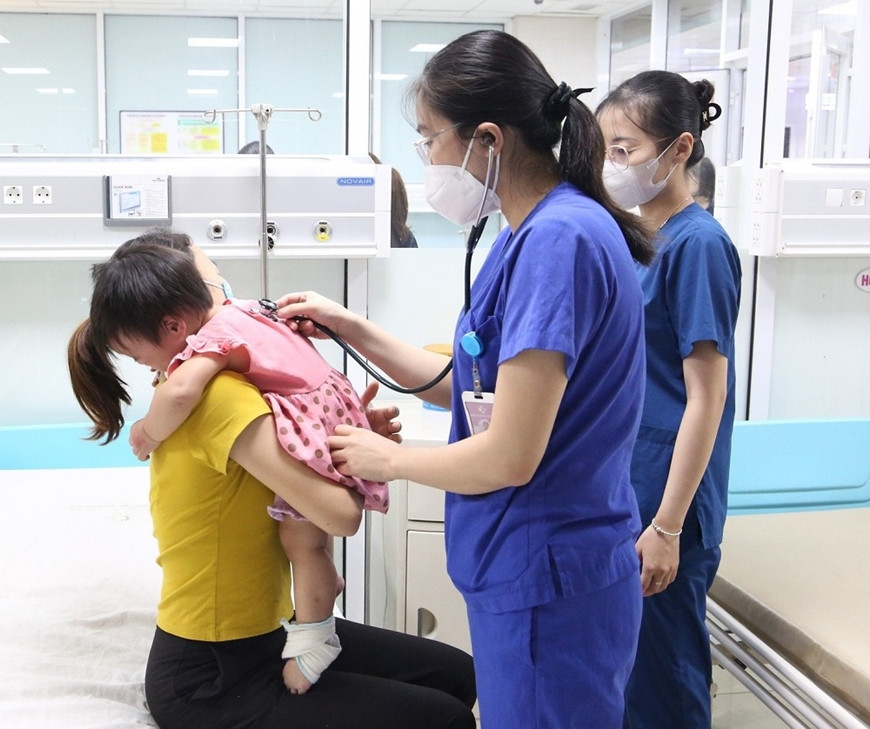 Bác sĩ thăm khám lại cho bệnh nhi sau khi gắp đinh vít sắc nhọn trong dạ dày của bé Bác sĩ thăm khám lại cho bệnh nhi sau khi gắp đinh vít sắc nhọn trong dạ dày của bé