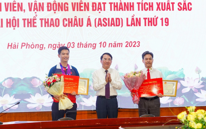 Phó Chủ tịch UBND TP. Hải Phòng Lê Khắc Nam (giữa) trao bằng khen và phần thưởng cho VĐV Phạm Quang Huy và HLV Phạm Cao Sơn Phó Chủ tịch UBND TP. Hải Phòng Lê Khắc Nam (giữa) trao bằng khen và phần thưởng cho VĐV Phạm Quang Huy và HLV Phạm Cao Sơn
