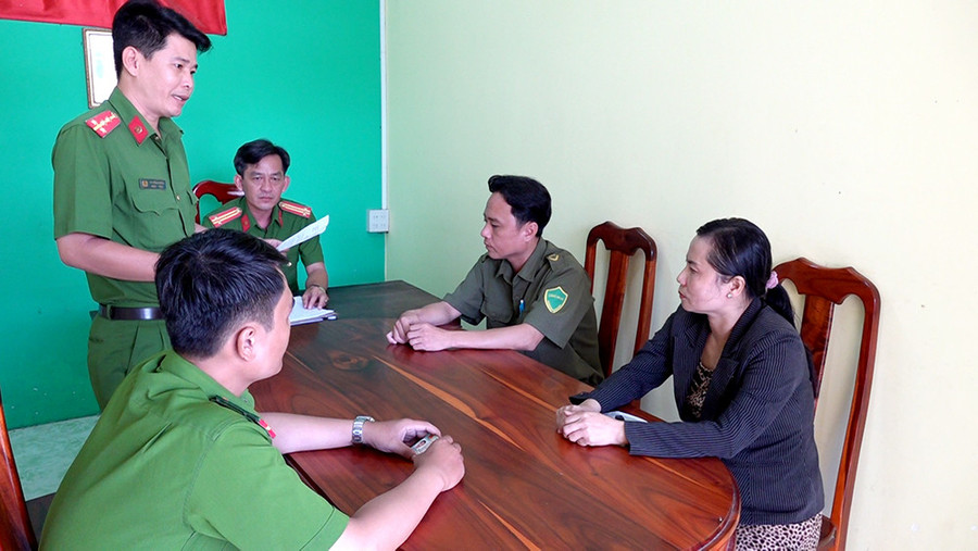 Lực lượng chức năng thông qua quyết định xử phạt vi phạm hành chính đối với bà Chi Lực lượng chức năng thông qua quyết định xử phạt vi phạm hành chính đối với bà Chi