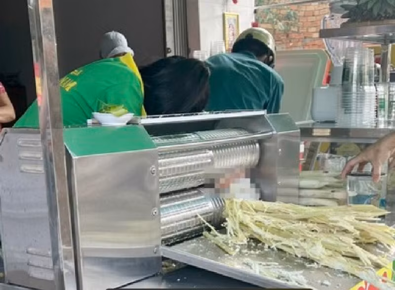 Sự cố tại máy ép nước mía khiến người phụ nữ bị nát bàn tay