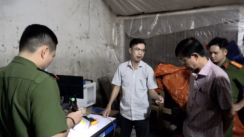 Trần Quốc Lợi (áo trắng) tại thời điểm bị lực lượng Công an kiểm tra