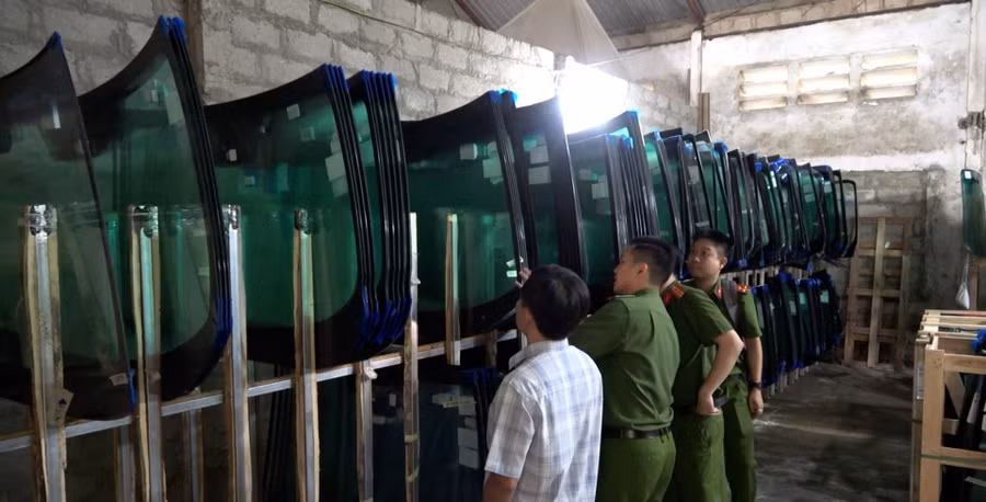 Công an khám xét kho chứa kính ô tô