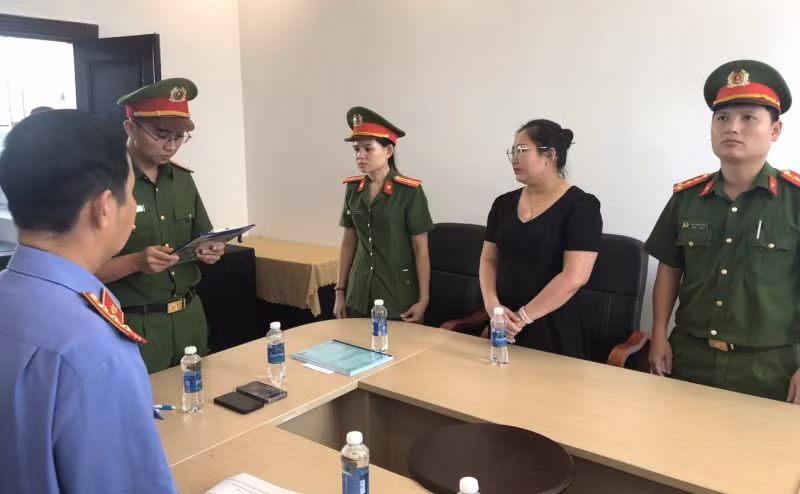 Cơ quan Cảnh sát điều tra Công an TP. Đà Nẵng tống đạt các quyết định đối với Phan Thị Thanh (áo đen)