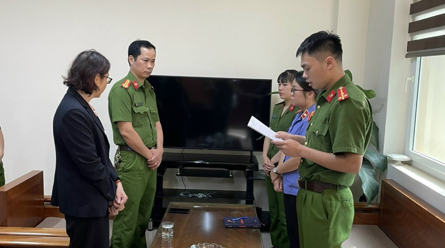 Tống đạt quyết định khởi tố vụ án, khởi tố bị can và bắt tạm giam Giám đốc Công ty Bảo Việt Cao Bằng