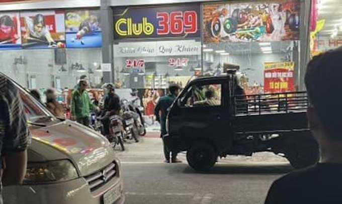 Cảnh sát phong tỏa, khám nghiệm hiện trường vụ án mạng Cảnh sát phong tỏa, khám nghiệm hiện trường vụ án mạng