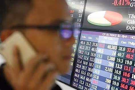 Ông Nguyễn Hữu Đức đã sử dụng tài khoản chứng khoán của chính mình và 75 tài khoản của 21 nhà đầu tư để liên tục mua, bán, giao dịch cổ phiếu FIR của CTCP địa ốc First Real. Ảnh minh họa