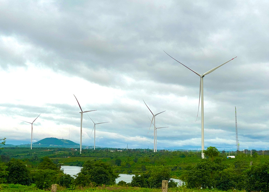 Các cột tháp gió của 2 công ty tại xã Bàu Cạn, huyện Chư Prông. Ảnh: Lê Anh Các cột tháp gió của 2 công ty tại xã Bàu Cạn, huyện Chư Prông. Ảnh: Lê Anh