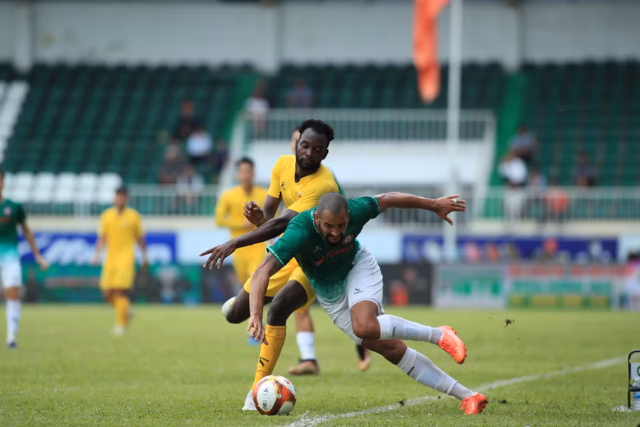 Quy Nhơn Bình Định (phải) đã có chiến thắng dễ dàng trước Quảng Nam. Ảnh: Văn Ngọc