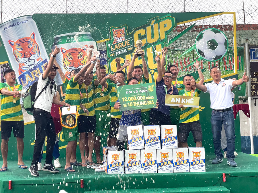 Các cầu thủ An Khê United đã giành chức vô địch tại vòng chung kết khu vực Gia Lai. Ảnh: Văn Ngọc