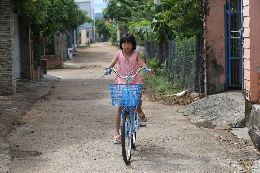 Em Ngọc Quỳnh đã được tặng xe đạp để đến trường. Ảnh: Văn Ngọc Em Ngọc Quỳnh đã được tặng xe đạp để đến trường. Ảnh: Văn Ngọc