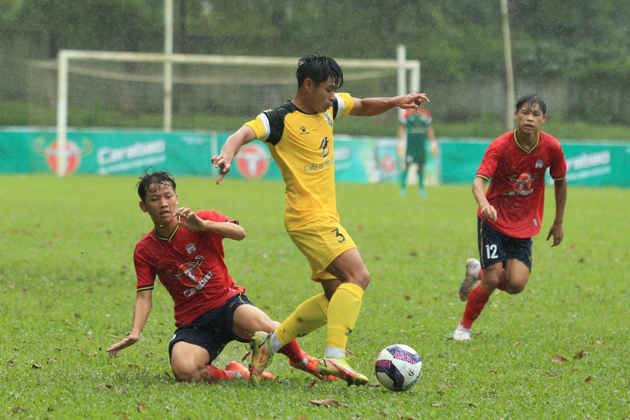 U21 Kon Tum (giữa) thực chất là các cầu thủ của học viện HAGL. Ảnh: Vũ Lê