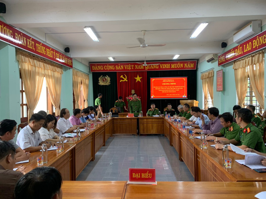 Lực lượng Công an sẽ tháo gỡ những khó khăn, vướng mắc cho các cơ sở thông qua đối thoại trực tiếp. Ảnh: Văn Thái Lực lượng Công an sẽ tháo gỡ những khó khăn, vướng mắc cho các cơ sở thông qua đối thoại trực tiếp. Ảnh: Văn Thái