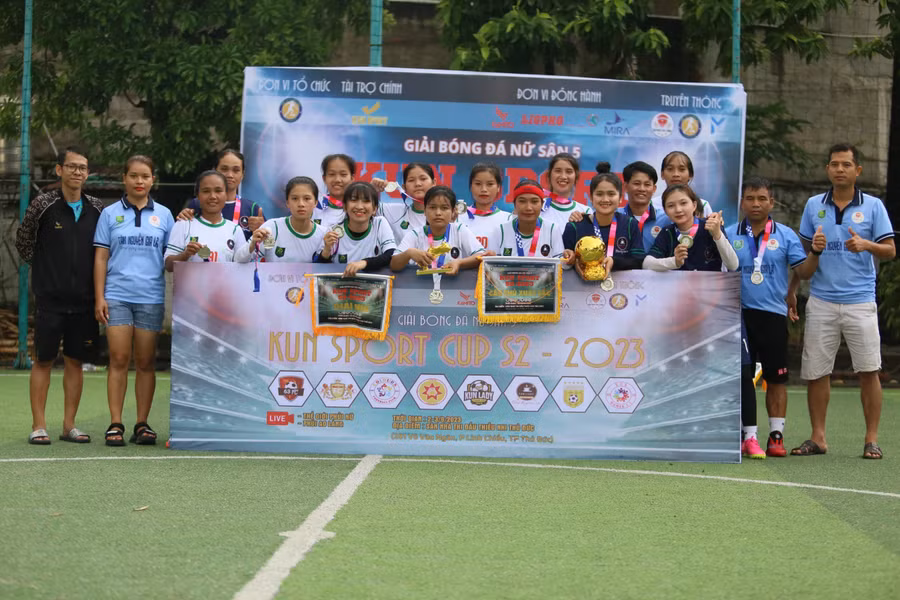 Các cầu thủ Link Coffee Gia Lai đã giành ngôi Á quân của giải. Ảnh: Anh Dũng