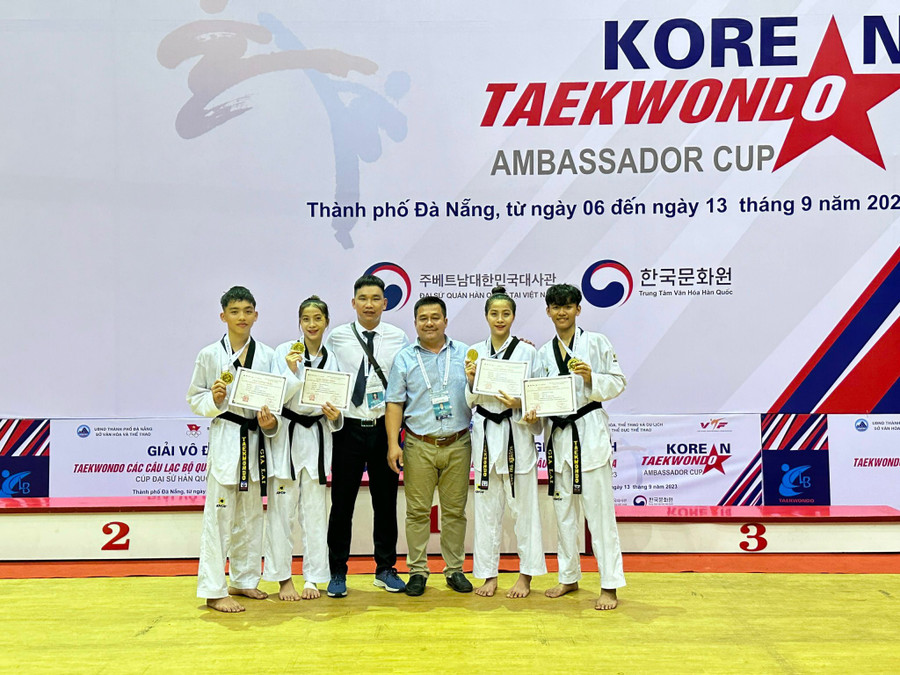 Các võ sĩ Gia Lai giành huy chương vàng ở nội dung đối kháng đồng đội hỗn hợp nam nữ lứa tuổi U17. Ảnh: Nguyễn Nhật