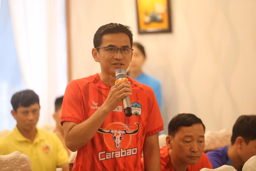 Huấn luyện viên Kiatisak cho biết HAGL sẽ chơi hết mình ở giải năm nay. Ảnh: Văn Ngọc