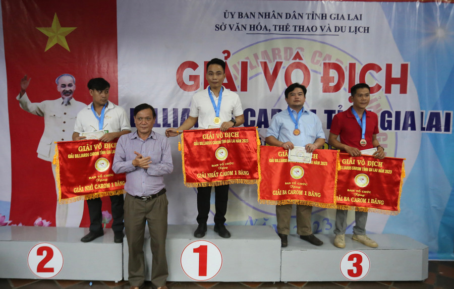 Ban tổ chức trao giải cho các cơ thủ ở nội dung Carom 1 băng. Ảnh: Văn Ngọc Ban tổ chức trao giải cho các cơ thủ ở nội dung Carom 1 băng. Ảnh: Văn Ngọc