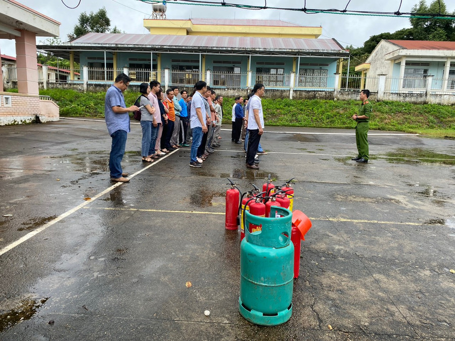 Học viên được huấn luyện kỹ năng sử dụng các phương tiện PCCC thông thường. Ảnh: Bảo Thái