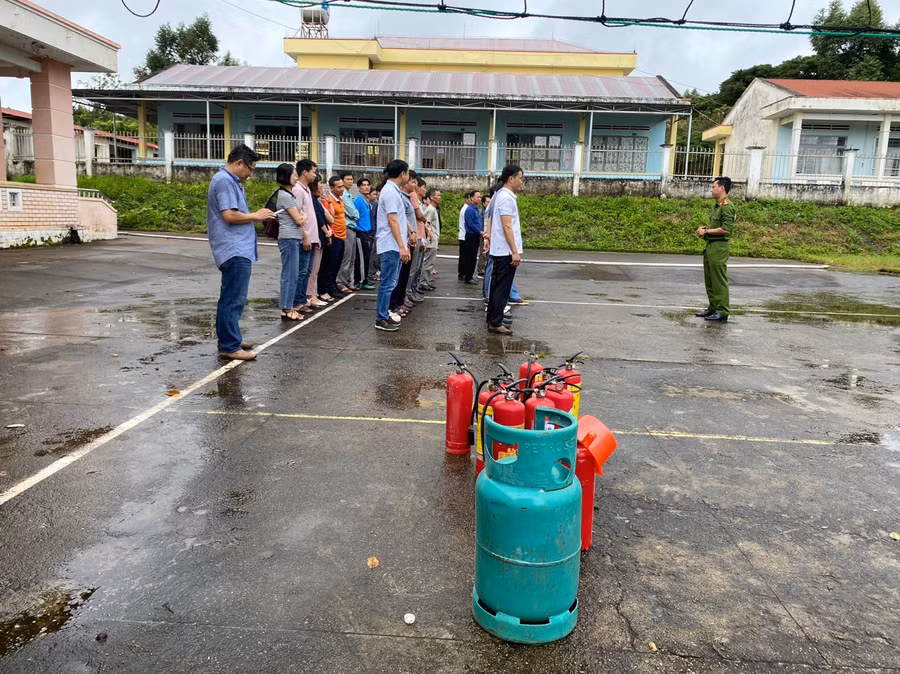 Học viên được huấn luyện kỹ năng sử dụng các phương tiện PCCC thông thường. Ảnh: Bảo Thái