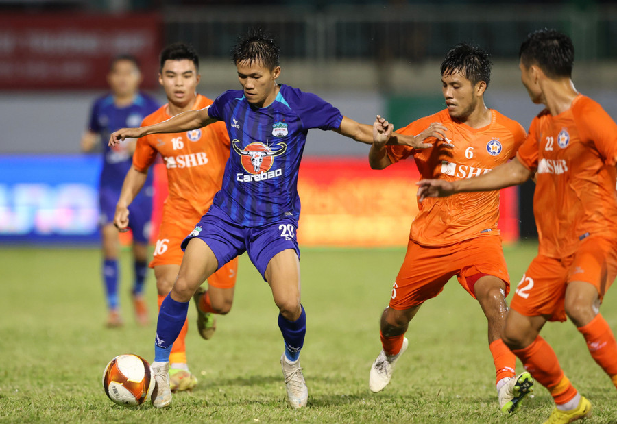 Các cầu thủ SHB Đà Nẵng đã kiềm tỏa chặt chẽ các pha lên bóng của HAGL. Ảnh: Văn Ngọc Các cầu thủ SHB Đà Nẵng đã kiềm tỏa chặt chẽ các pha lên bóng của HAGL. Ảnh: Văn Ngọc