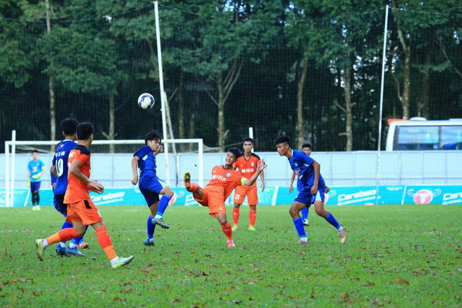 U21 HAGL (bìa phải) lép vế trước đội khách. Ảnh: Vũ Lê U21 HAGL (bìa phải) lép vế trước đội khách. Ảnh: Vũ Lê