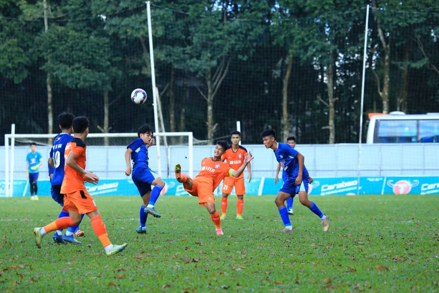 U21 HAGL (bìa phải) lép vế trước đội khách. Ảnh: Vũ Lê