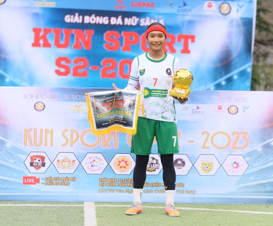 Cầu thủ Plơi của Link Coffee Gia Lai giành cú đúp danh hiệu cá nhân: Cầu thủ xuất sắc nhất và vua phá lưới. Ảnh: Anh Dũng