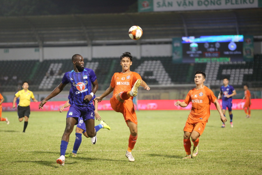 HAGL (bìa trái) đã thất thủ ngay trận đấu đầu tiên. Ảnh: Văn Ngọc HAGL (bìa trái) đã thất thủ ngay trận đấu đầu tiên. Ảnh: Văn Ngọc