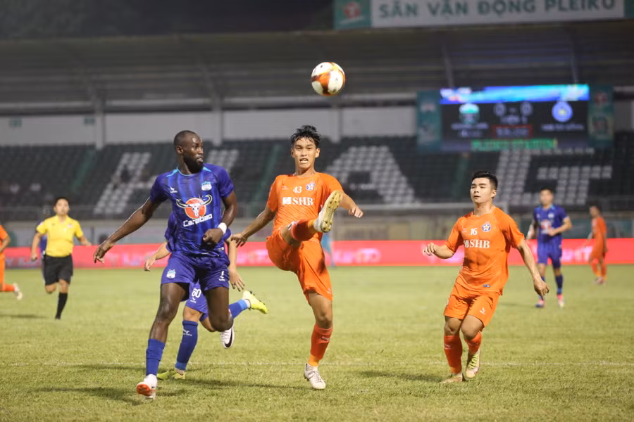 HAGL (bìa trái) đã thất thủ ngay trận đấu đầu tiên. Ảnh: Văn Ngọc