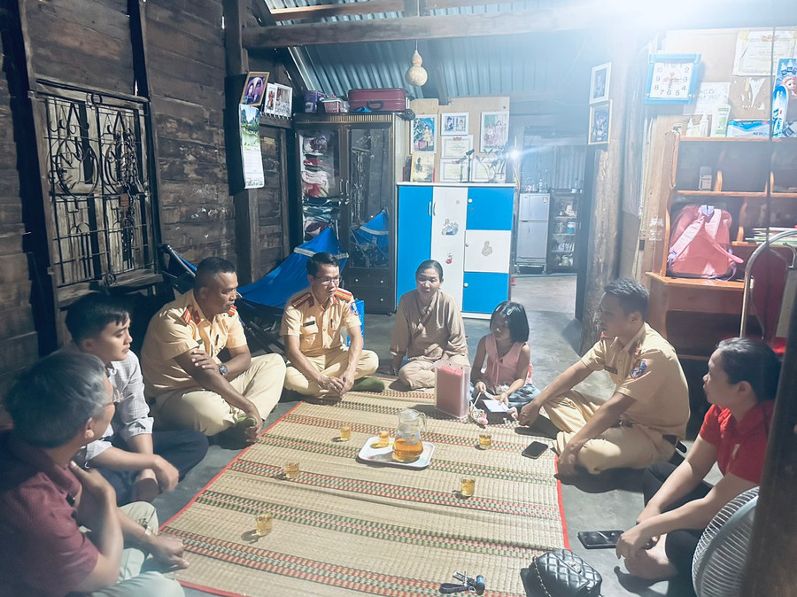 Lực lượng Công an thị xã Ayun Pa đến thăm hỏi động viên gia đình bé Ngọc Quỳnh. Ảnh: Như Vũ