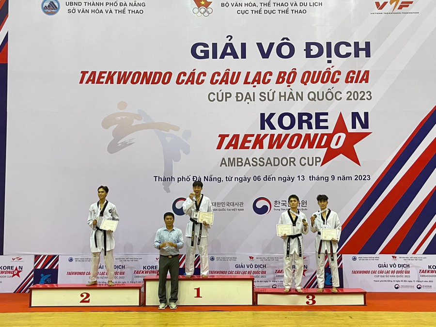 VĐV Hồ Sỹ Đức trên bục nhận huy chương vàng. Ảnh: Nguyễn Nhật