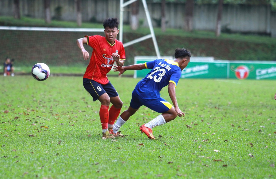 U21 HAGL (trái) đã trắng tay ở trận ra quân. Ảnh: Vũ Lê