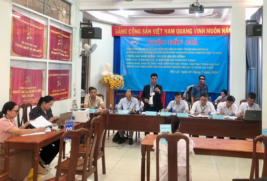 Trung tâm Phát triển quỹ đất TP. Pleiku phối hợp với Doanh nghiệp đấu giá tư nhân Đại Phát tổ chức đấu giá 29 lô đất tại khu suối Hội Phú (TP. Pleiku). Ảnh: Lê Nam