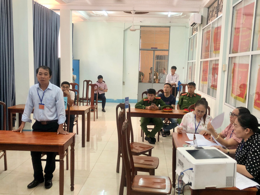 Khách hàng tham gia đấu giá đất tại Khu điều chỉnh quy hoạch tổng mặt bằng suối Hội Phú. Ảnh: Lê Nam