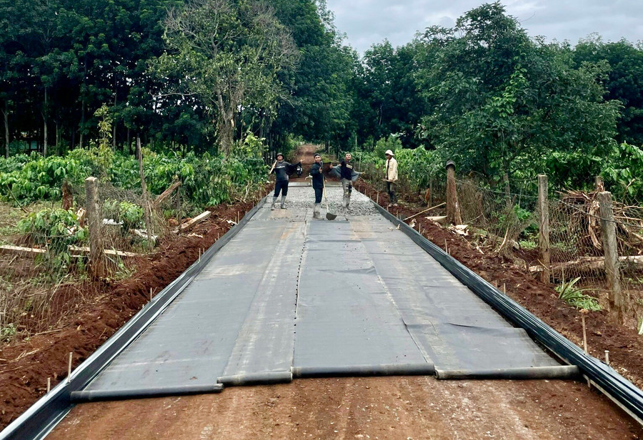 Từ nguồn vốn Chương trình MTQG xây dựng nông thôn mới hỗ trợ 800 triệu đồng, người dân làng Kte đã đóng góp thêm 56 triệu đồng để triển khai làm 800 m đường bê tông. Ảnh: Lê Nam