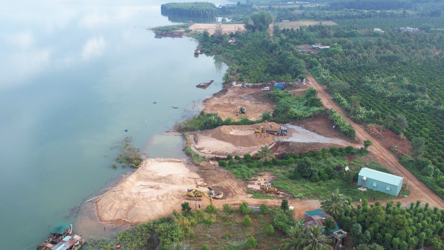 Khai thác khoáng sản ở khu vực lòng hồ Ya Ly (huyện Chư Păh). Ảnh: Lê Nam