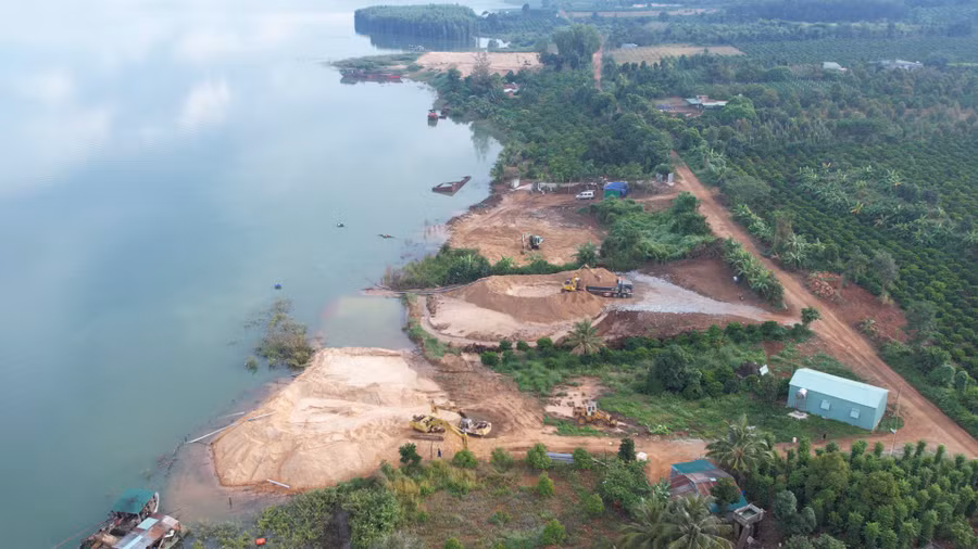 Khai thác khoáng sản ở khu vực lòng hồ Ya Ly (huyện Chư Păh). Ảnh: Lê Nam Khai thác khoáng sản ở khu vực lòng hồ Ya Ly (huyện Chư Păh). Ảnh: Lê Nam