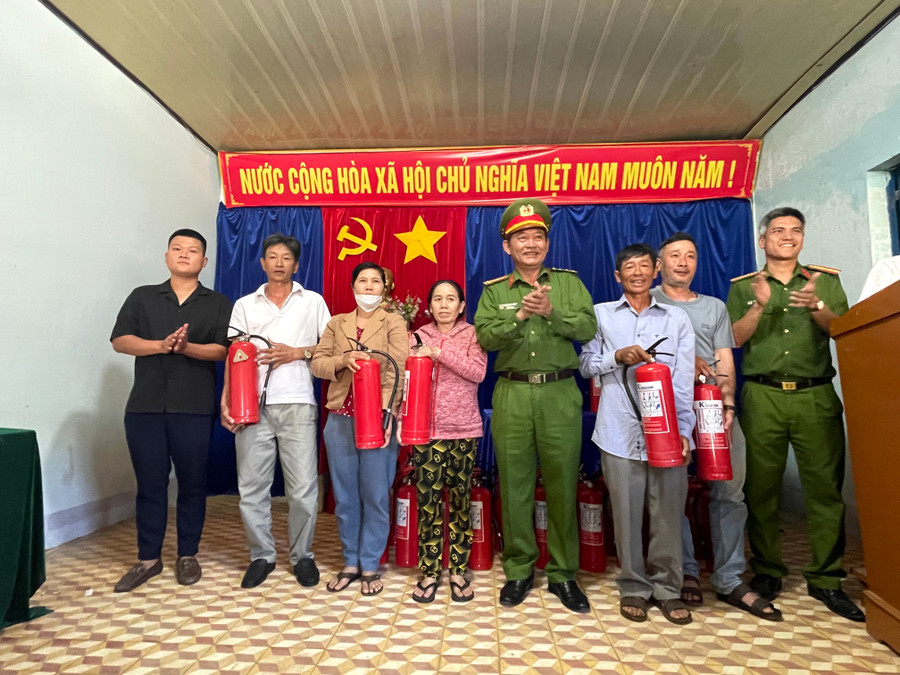 50 bình chữa cháy miễn phí đã được trao đến tay người dân. Ảnh: Văn Ngọc 50 bình chữa cháy miễn phí đã được trao đến tay người dân. Ảnh: Văn Ngọc