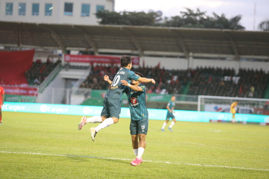 Minh Vương đã có bàn thắng sớm cho LPBank HAGL. Ảnh: Văn Ngọc